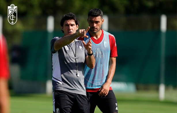 Aitor Karanka, junto a Jorge Molina, en una de las sesiones de entrenamiento del Granada en Jerez de la Frontera (PEPE VILLOSLADA / GCF)
