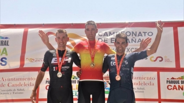 David Valero, en el centro de la imagen de archivo, cuando fue proclamado campeón de España de XCO (RFEC)