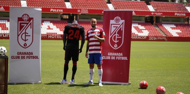 Cabaco posa junto a su camiseta con su dorsal en el verde de `Los Cármenes` (JOSÉ VELASCO / GRJ)