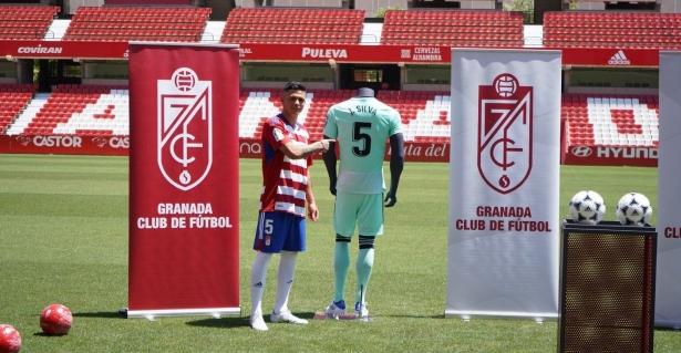 Jonathan Silva posa sobre el césped del `Nuevo Los Cármenes` (JOSÉ VELASCO / GRJ)