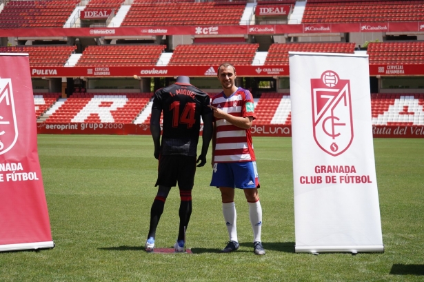 Ignasi Miquel, junto a su camiseta y su dorsal en el verde de `Los Cármenes` (JOSÉ VELASCO / GRJ)