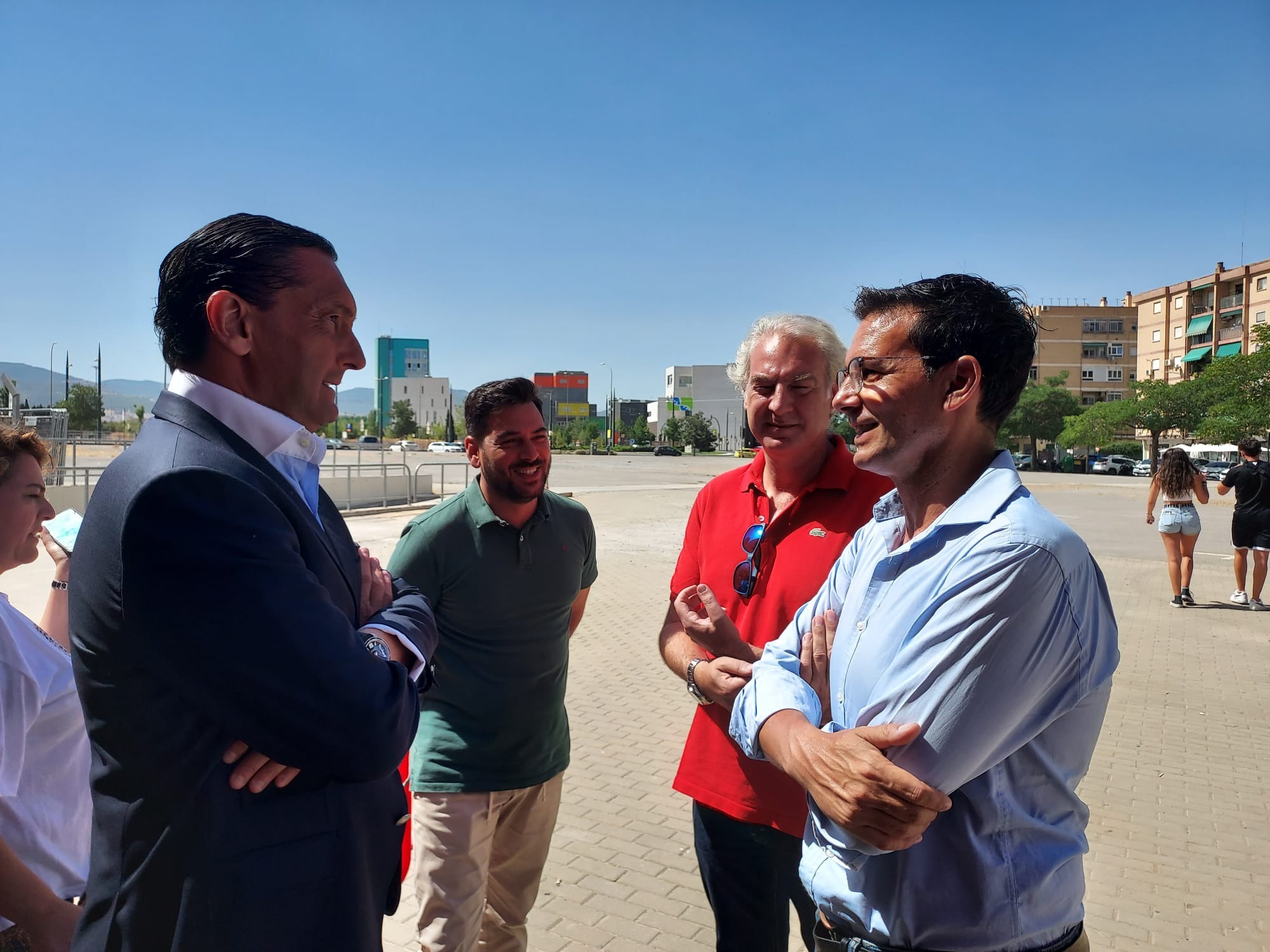 Paco Cuenca charla con Alfredo García Amado, ante la presencia de José Antonio Huertas, concejal de Deportes, y Antonio Viola, director de comunicación del Granada (FRAN CALVO) Paco Cuenca charla con Alfredo García Amado, ante la presencia de José Antonio Huertas, concejal de Deportes, y Antonio Viola, director de comunicación del Granada (FRAN CALVO)