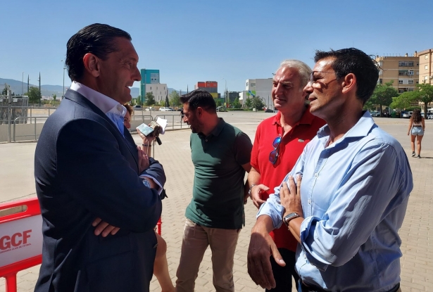 Alfredo García Amado y Paco Cuenca charlan en las taquillas de `Los Cármenes` antes de que el alcalde renovase su abono (FRAN CALVO)