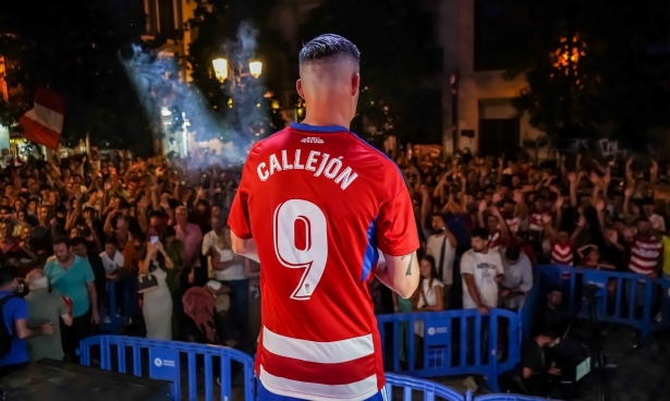 José María Callejón, que lucirá el número nueve, durante su presentación con el Granada (JOSÉ VELASCO / GRJ)