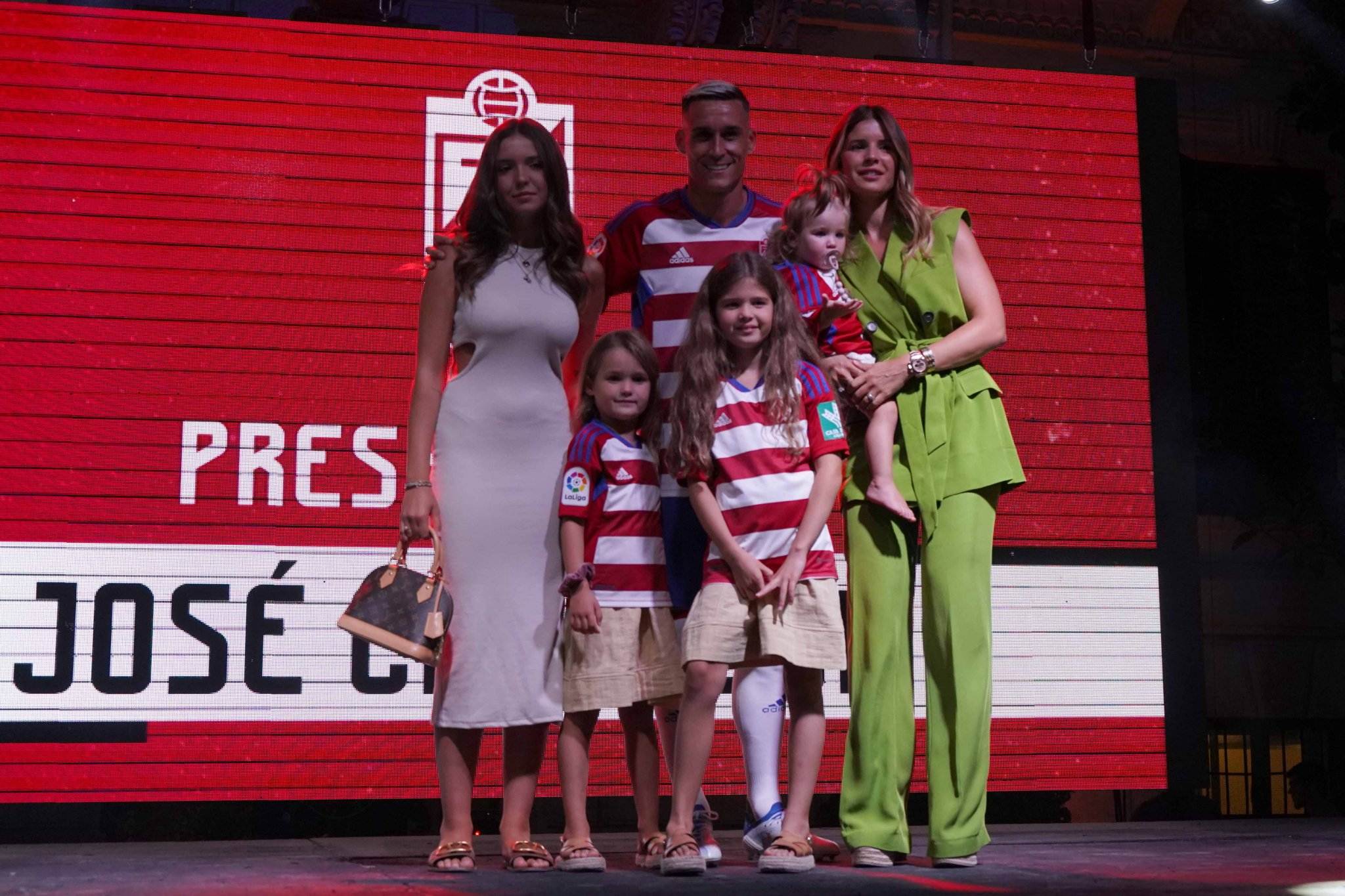 Callej�n, junto a su familia sobre el escenario instalado en la Plaza del Carmen (JOS� VELASCO / GRJ)