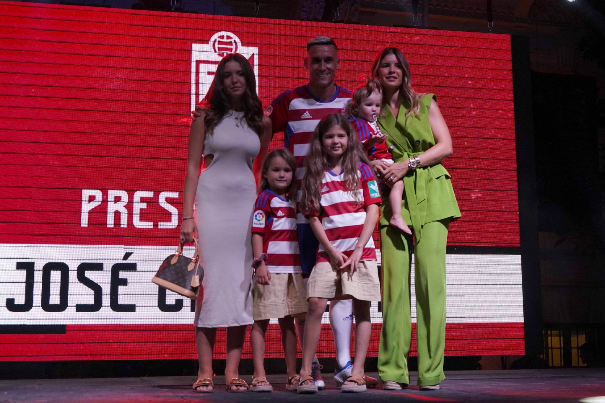 Callejón, junto a su familia sobre el escenario instalado en la Plaza del Carmen (JOSÉ VELASCO / GRJ) Callejón, junto a su familia sobre el escenario instalado en la Plaza del Carmen (JOSÉ VELASCO / GRJ)