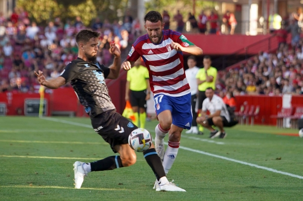 Quini, en un lance del partido del trofeo contra el Málaga (JOSÉ VELASCO / GRJ)