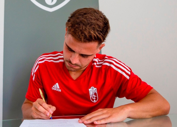Óscar Melendo, en el acto de su firma como jugador del Granada (PEPE VILLOSLADA / GCF)