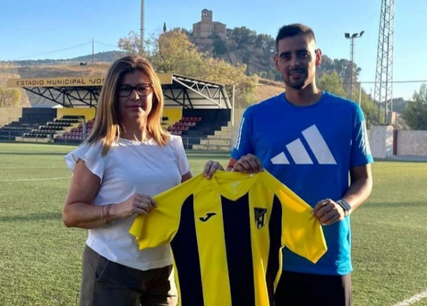 La presidenta del Montefrio CF, Encarni Cobos junto al entrenador, Rafael Márquez (MONTEFRIO CF)