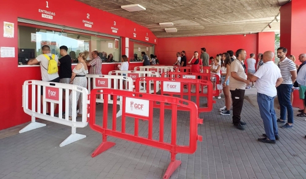 Aficionados en las taquillas de `Los Cármenes` para renovar sus carnets a comienzos de la campaña (FRAN CALVO)