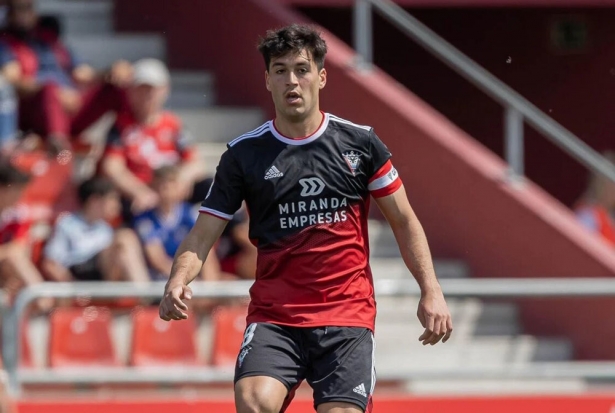 Víctor Meseguer en un partido con el Mirandés (LALIGA)