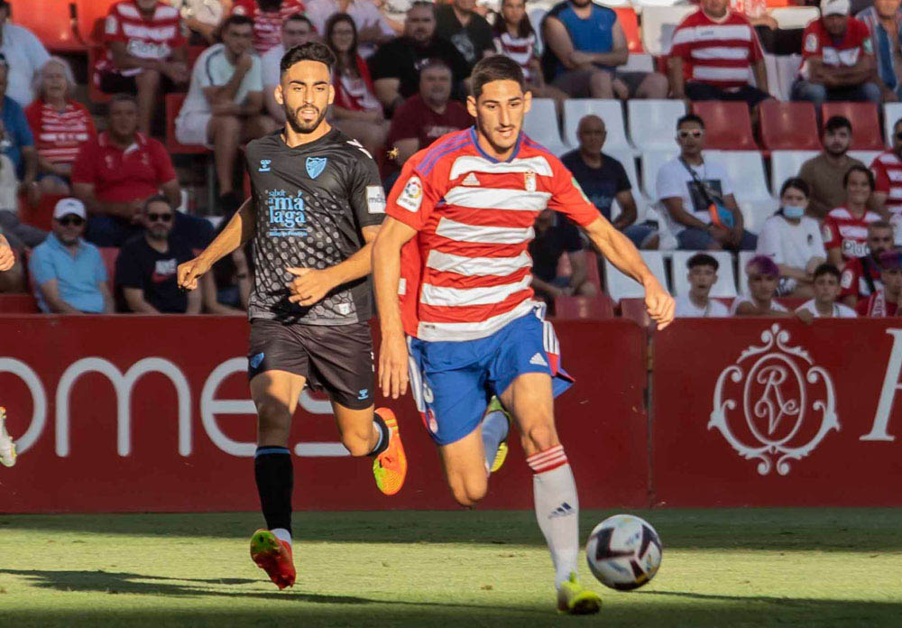 Bodiger, una de las nuevas incorporaciones, será fijo en el centro del campo en Ibiza (J. M. BALDOMERO) Bodiger, una de las nuevas incorporaciones, será fijo en el centro del campo en Ibiza (J. M. BALDOMERO)