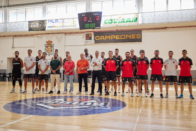 Visita de José Antonio Huertas al entrenamiento del Covirán Granada (FERMÍN RODRÍGUEZ / FUNDACION-CBG) Visita de José Antonio Huertas al entrenamiento del Covirán Granada (FERMÍN RODRÍGUEZ / FUNDACION-CBG)