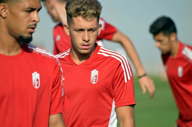 Isma Ruiz, en un entrenamiento esta pretemporada con el Granada (JAVIER PALMA)