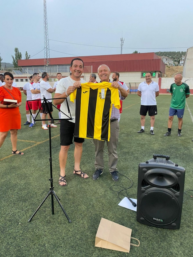 El concejal de Deportes de Montefrío junto al homenajeado, Pepe Santos (AYTO.  MONTEFRÍO) 