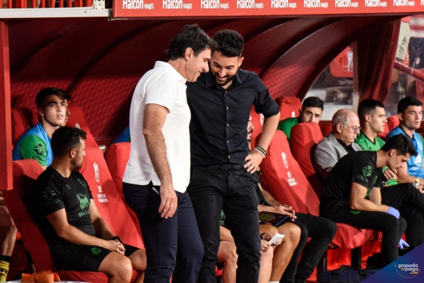 Guillermo Fernández Romo y Aitor Karanka se saludan antes del inicio del encuentro (JOSÉ M. BALDOMERO)
