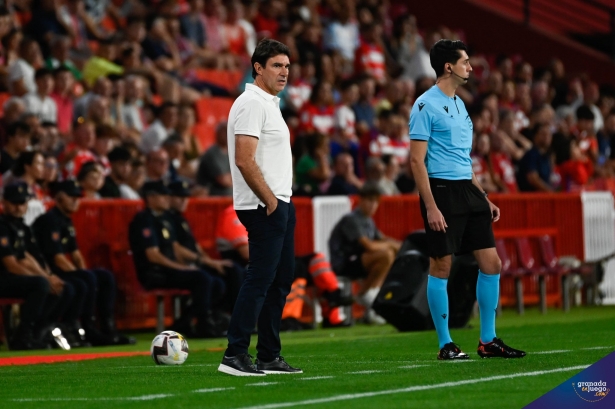Karanka, durante el partido frente al Racing (JOSÉ M. BALDOMERO)