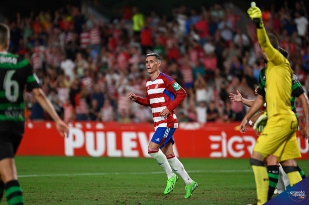 Callejón desatascó el partido del Granada CF (JOSÉ M. BALDOMERO) 