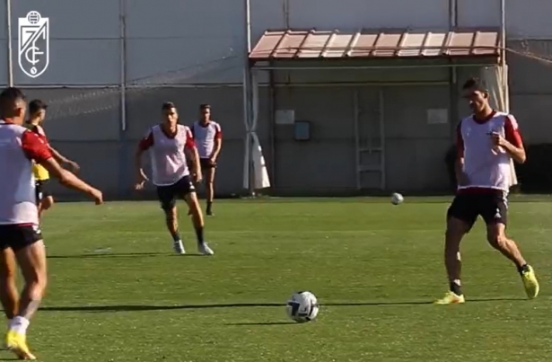 Bodiger (derecha), durante el entrenamiento de este martes en la Ciudad Deportiva (GCF TV)