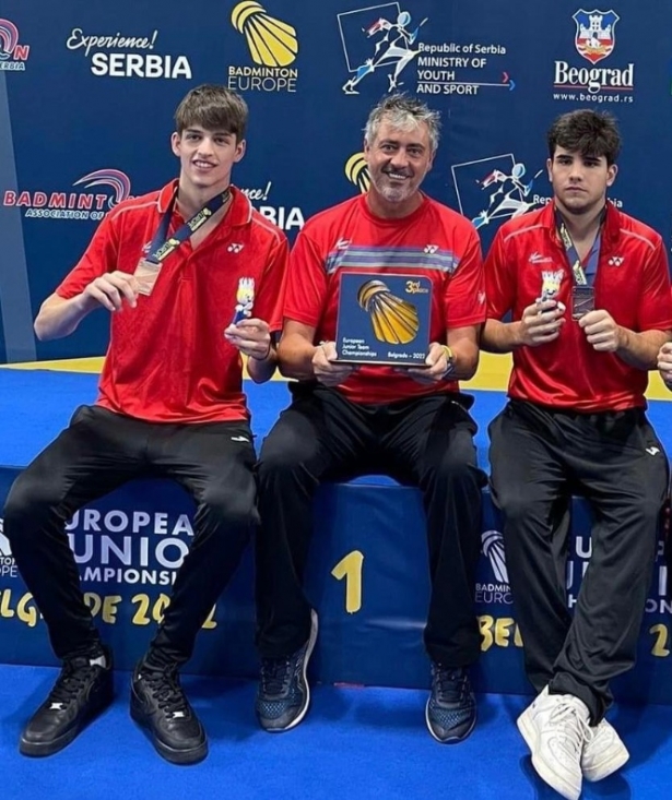 Los medallistas posan con las preseas (STEWED) 