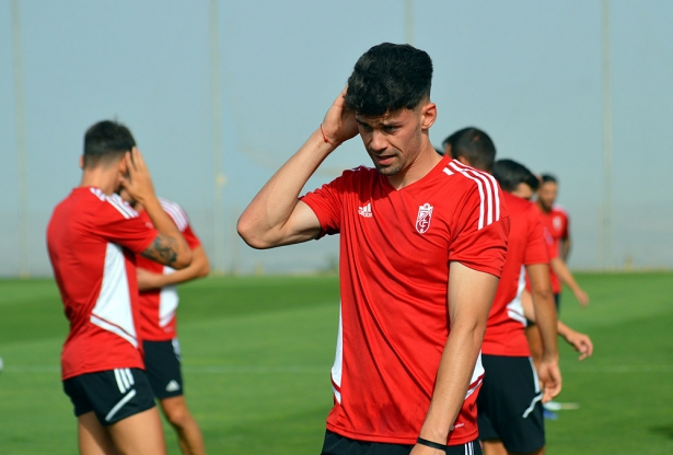 Adri Butzke, en un entrenamiento con el Granada esta pretemporada (JAVIER PALMA)