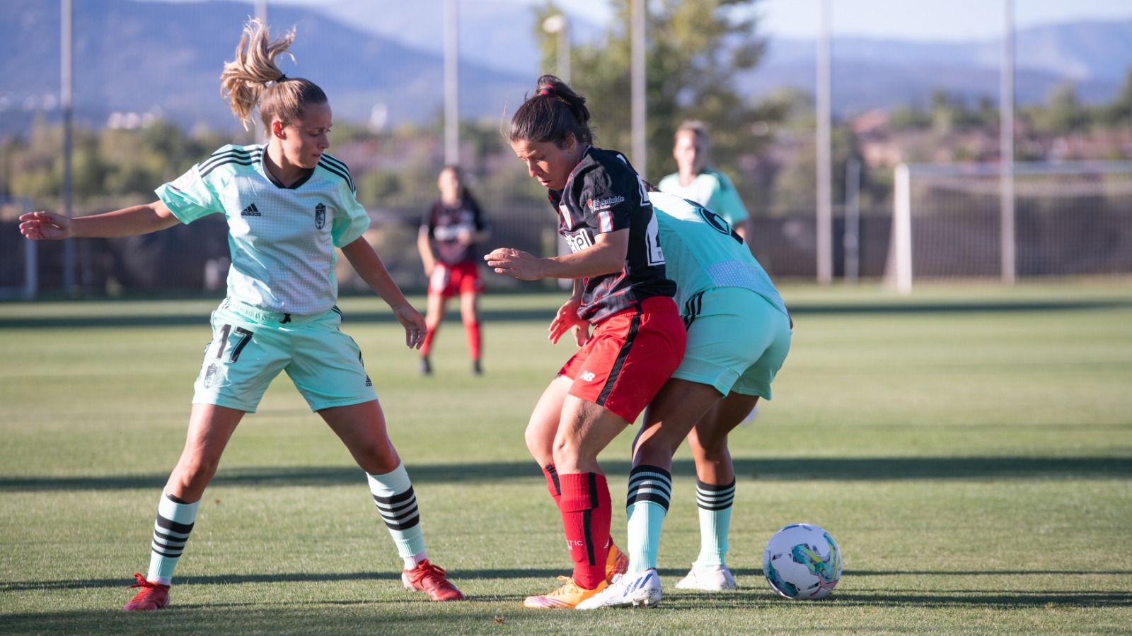 Naima García y Pamela González pugnan un balón con una jugadora del Athletic en el último amistoso del Granada Femenino (ATHLETIC CLUB) Naima García y Pamela González pugnan un balón con una jugadora del Athletic en el último amistoso del Granada Femenino (ATHLETIC CLUB)