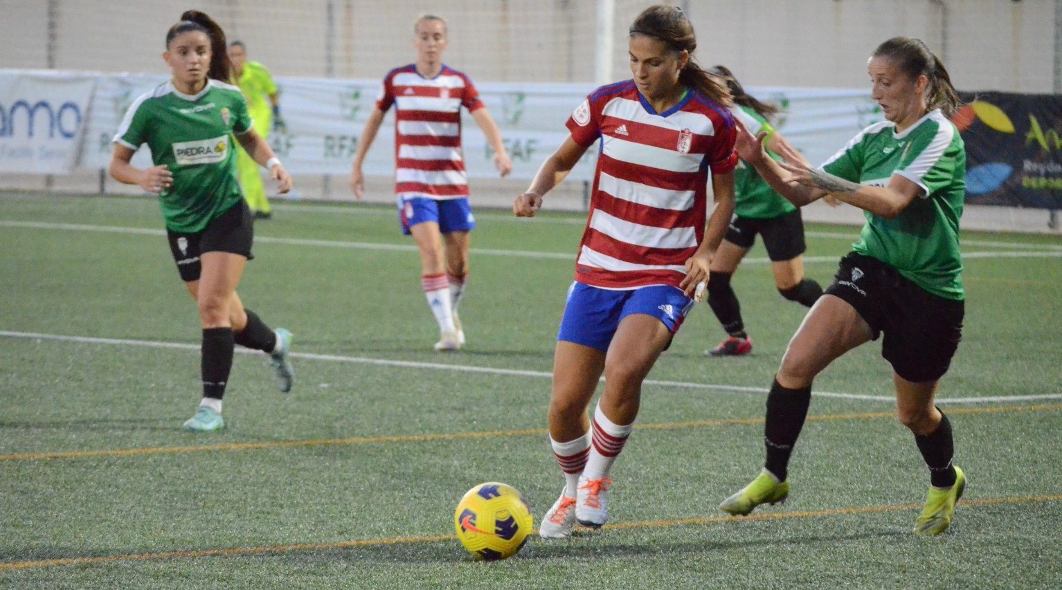 Laura Pérez, que anotó el segundo gol del Granada ante el Córdoba, en un lance del partido (RFAF)