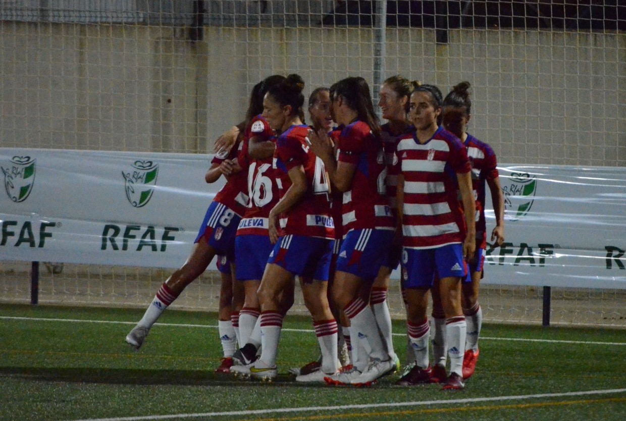 Las jugadoras del Granada celebran uno de los goles frente al C�rdoba (RFAF)