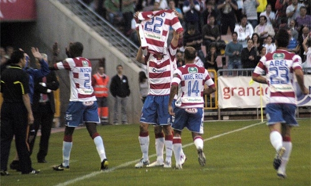 El Granada celebra uno de los goles en 2011 al Villarreal B en `Los Cármenes` (PACO AYALA / DIARIO AS)
