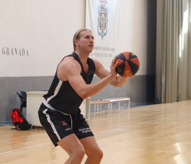 Noah Starkey ya ha entrenado con el Covirán Granada (FERMÍN RODRÍGUEZ / FUNDACION-CBG) 
