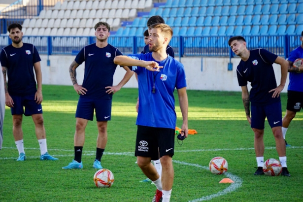 Borja Bardera da instrucciones durante un entrenamiento de esta semana (CF MOTRIL) 