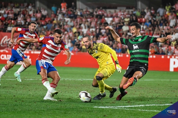 Uzuni, en el momento de marcar el segundo gol ante el Racing la pasada jornada (JOSÉ M. BALDOMERO)
