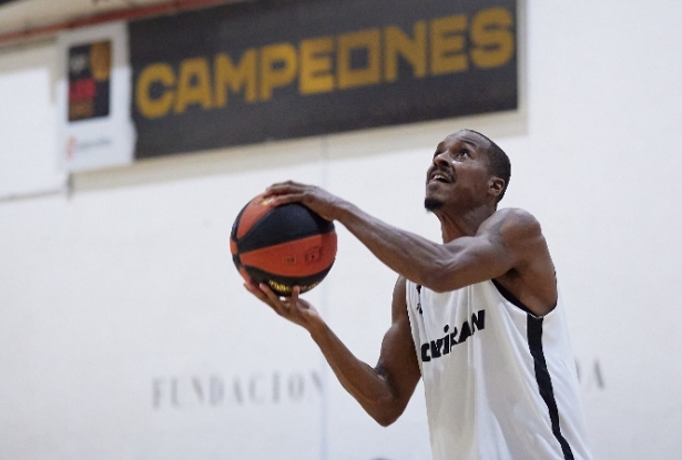 Alex Renfroe ya entrena con el Coviran Granada (FERMÍN RODRÍGUEZ / FUNDACION-CBG) 