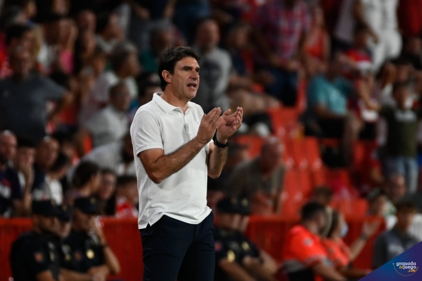 Karanka aplaude a su equipo durante el choque frente al Villarreal B (JOSÉ M. BALDOMERO)