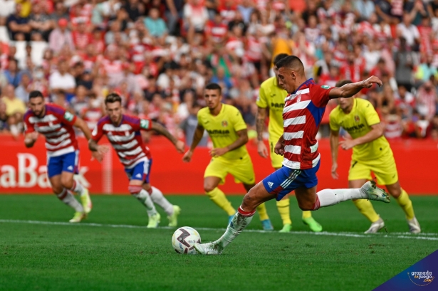 Uzuni lanza el primero de los dos penaltis que transformó ante el Villarreal B (LALIGA)