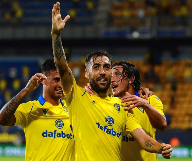 Alberto Perea, ya nuevo jugador rojiblanco, podría cerrar el capítulo de altas en el Granada