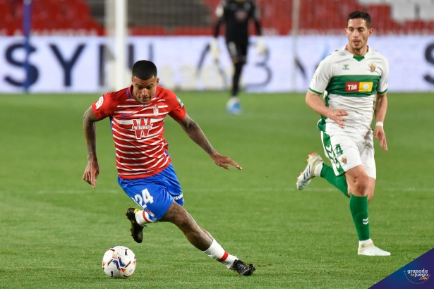 Kenedy, en un partido ante el Elche durante su etapa en el Granada (JOSÉ M. BALDOMERO)