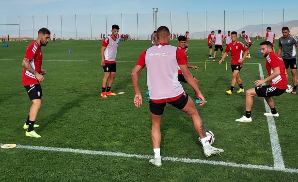 Imagen de uno de los rondos del entrenamiento de este viernes, con Alberto Perea entre los integrantes (FRAN CALVO)