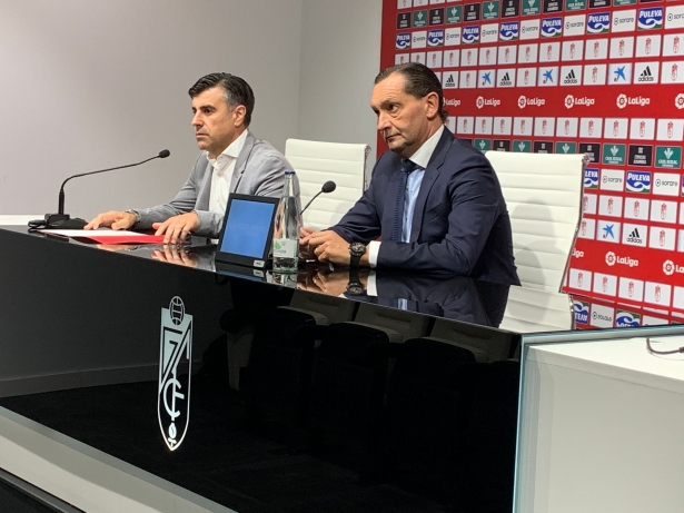 Alfredo García Amado, junto a Nico Rodríguez, en la sala de prensa del `Nuevo Los Cármenes` (JOSÉ VELASCO / GRJ)