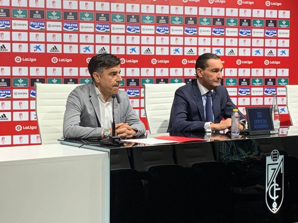 Nico Rodríguez, junto a Alfredo García Amado, en la sala de prensa del `Nuevo Los Cármenes` (JOSÉ VELASCO / GRJ)