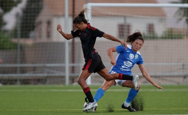 Pamela González, en una acción del último amistoso de la pretemporada frente al Alhama (ALHAMA CF)