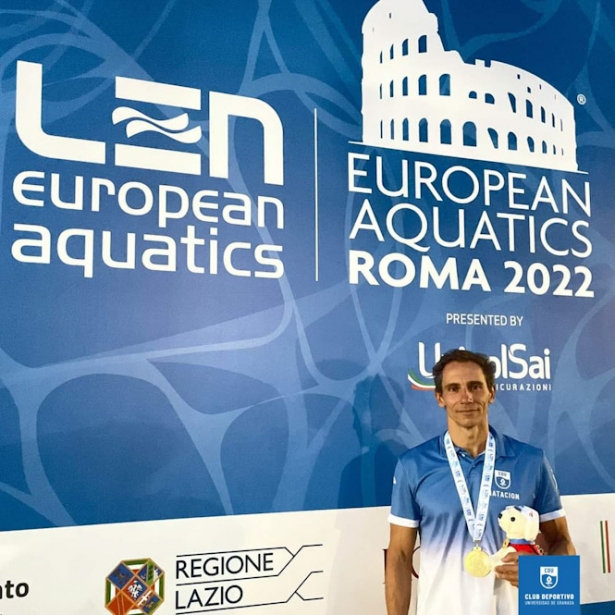 Santiago Valenzuela con su medalla de oro (UGR)