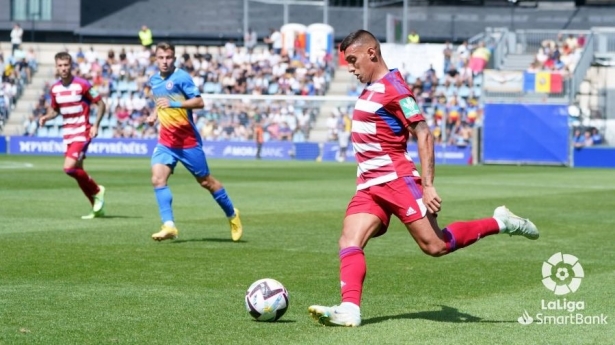 Myrto Uzuni intenta un centro durante el encuentro ante el Andorra (LALIGA)