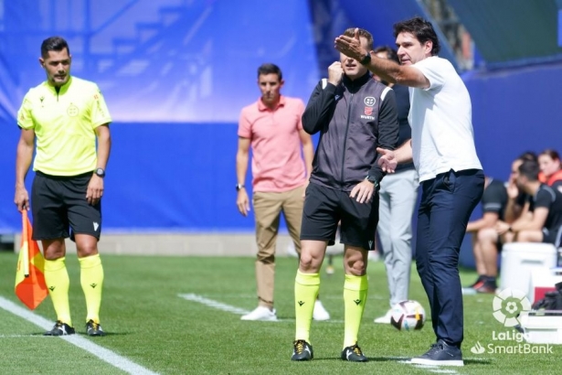 Aitor Karanka habla con el cuarto árbitro durante el partido en el Estadi Nacional de Andorra (LALIGA)