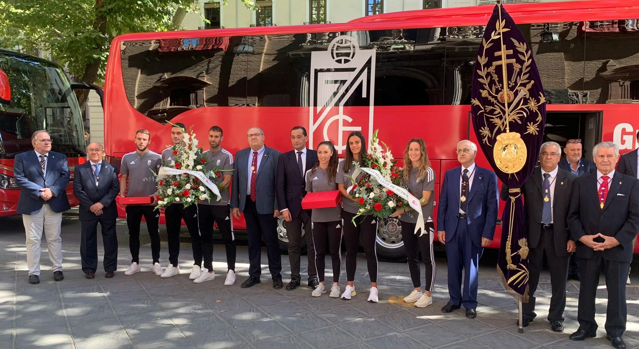 Miembros del Granada CF posan con las ofrendas florales a la entrada de la Basílica (JOSÉ VELASCO / GRJ) Miembros del Granada CF posan con las ofrendas florales a la entrada de la Basílica (JOSÉ VELASCO / GRJ)