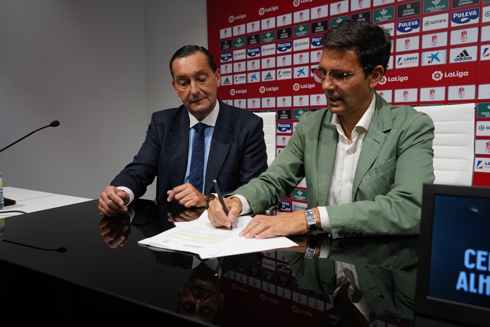 Acto de firma entre García Amado y Paco Cuenca por la concesión anual del estadio (JOSÉ VELASCO / GRJ) Acto de firma entre García Amado y Paco Cuenca por la concesión anual del estadio (JOSÉ VELASCO / GRJ)