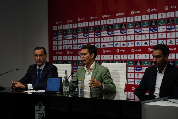 Paco Cuenca, junto a García Amado y Eduardo Castillo, en la sala de prensa de `Los Cármenes` (JOSÉ VELASCO / GRJ)