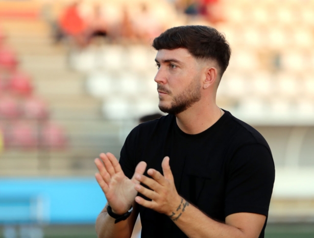 Julio Catalá, entrenador del Arenas CyD, durante un partido en esta pretemporada (JOSÉ ANDRÉS FERNÁNDEZ)