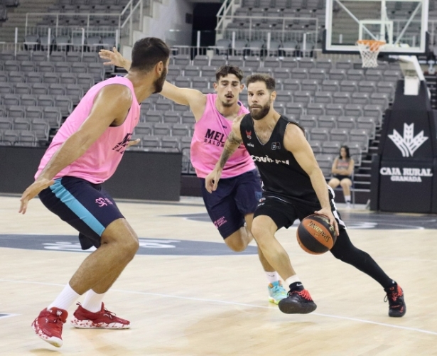 Cristian Díaz juega en ataque (ÁLVARO BARBERO / FUNDACION-CBG) 