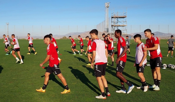 Los jugadores del Granada, con varios miembros del filial en el primer plano, durante el entrenamiento del sábado en la Ciudad Deportiva (FRAN CALVO)